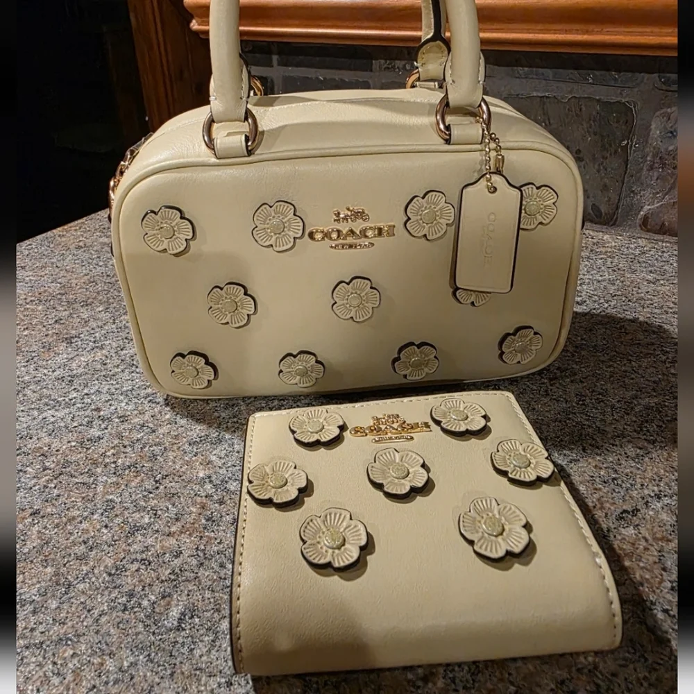 ✨Coach Cream ✨Floral Appliqué Satchel with Matching Wallet - Picture 1 of 8